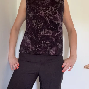 Mönstrad topp - Svart vintage topp med rosa/lila blommor. 