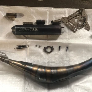 Trimrör Stage6 Streetrace - Ett trimrör från Stage6. Ger sjukt bra effekt för både 50 och 70cc motorer. Denna har suttit på en Derbi men adapters följs med så den ska nog passa am6 motorerna. Liten buckla på undersidan som inte syns under körning och påverkar inte prestandan. Nyligen polerat. När du väljer frakt se till att du inte väljer Instabox för paketet får inte plats i deras skåp. Välj hellre postnord.