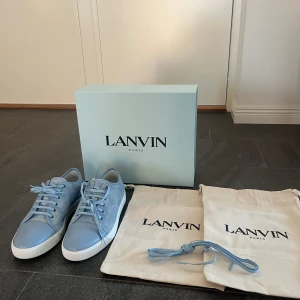 Lanvin ljusblå  - Säljer mina helt nya Lanvins då dem är för stora för mig! Är köpta på Lanvins hemsida! Skriv i dm för fler bilder eller frågor! Storlek Uk 10. Pris kan diskuteras vid snabb affär!