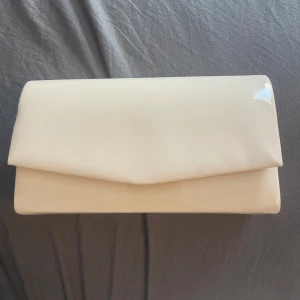 Kuvertväska - Krämvit kuvertväska, använd en gång