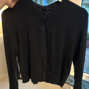Mini kofta - Svart kofta från lager med knappar
