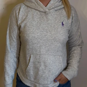 Grå Ralph Lauren hoodie dam - En superfin grå hoodie med lila logga från Ralph Lauren | storlek XL i barnstorlek, motsvarar S i vuxenstorlek | skick 10/10 använd några gånger bara | skriv vid frågor!