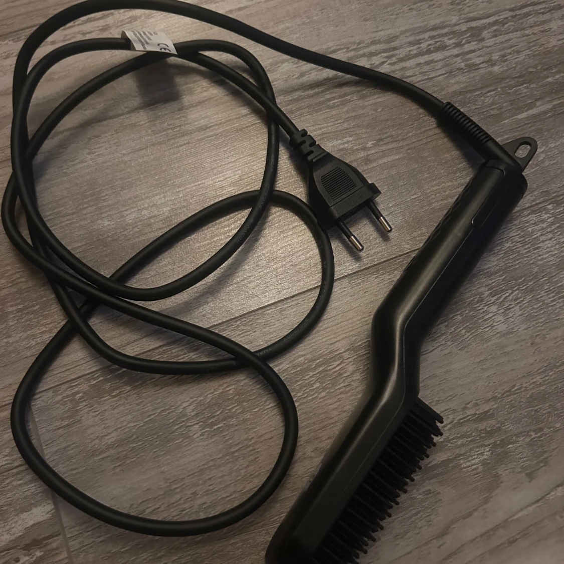 Svart elektrisk värmeborste