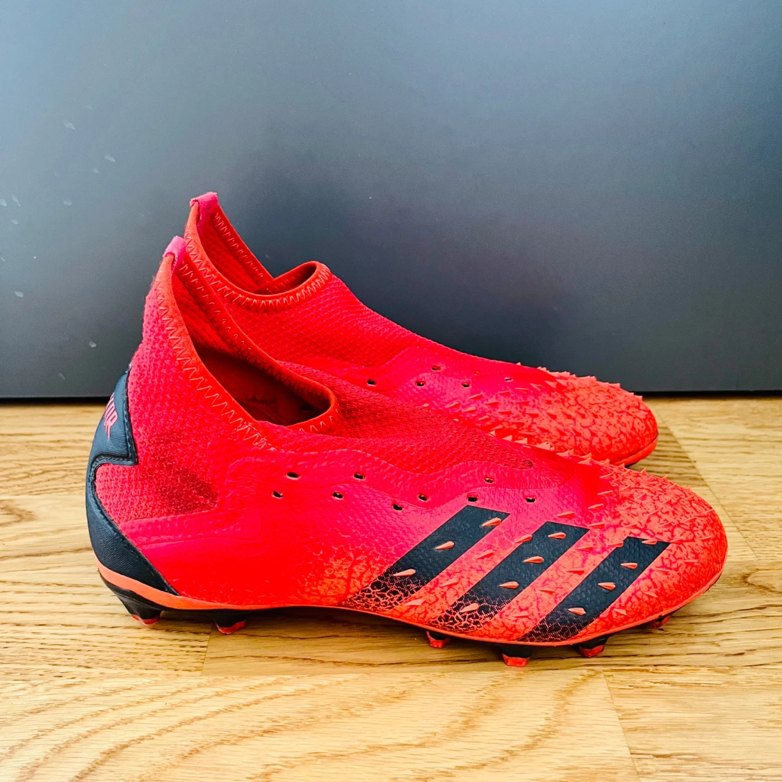 Röda Adidas Predator fotbollsskor