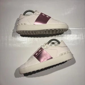 Valentino Open  - Hej! Säljer nu mina skor från märket Valentino, storlek 37 fint skick, givetvis äkta. Tveka inte på att höra av dig om du har frågor eller funderingar kring skorna! 