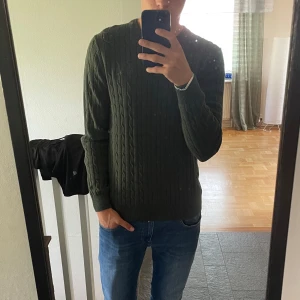 Kabelstickad tröja Bondelid - Hej, säljer nu en  trendig mörkgrön kabelstickad tröja från Bondelid i storlek S. Tröjan är endast använd ett fåtal gånger och är 9,5/10 i skick. Modellen på bilden är 186cm lång, väger 70kg och när storleken S. Tveka inte på att skriva vid funderingar eller frågor. Pris kan gå ner vid en snabb affär🙌⚜️🔥