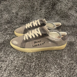 Saint Laurent Skor  - ‼️VI TAR EJ BYTEN‼️Saint Laurent Skor | Skick: 9/10 | Storlek 40 sitter större 41/42EU | ingår enbart skorna vid köp. | Fraktar inom 24H efter köp på köparens bekostnad 📦💨 | Hör av dig vid minsta fråga eller fundering 💭