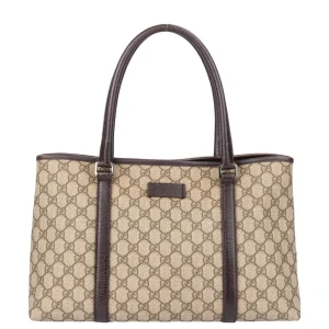 Gucci GG Canvas tote bag - Elegant tote från Gucci, tillverkad i deras ikoniska GG-monogram canvas med mörkbruna läderdetaljer.  👜 Mått: ca 34 x 25 x 11 cm 🔍 Skick: Mycket fint skick (enligt expertbedömning) – mindre slitage på canvas 🎨 Färg: Brun/beige GG canvas med mörkbruna läderhandtag 📦 Inuti: Rent och välskött foder, innerficka med dragkedja 📍 Serienummer: 114595 205141 📍 Made in Italy – Äkthetsdetaljer som Gucci-stämpel och serienummer finns tydligt (se bilder)  ✅ Äkthet verifierad av Vestiaire Collective 💎 En klas