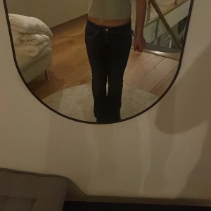 Low waist jeans från Gina💗 - Ett par low waist boocut jeans från Gina i färgen navy blue💕dom har knappar bak på fickorna, jätte bra sick inga fläckar eller slitningar☺️🫶🏻