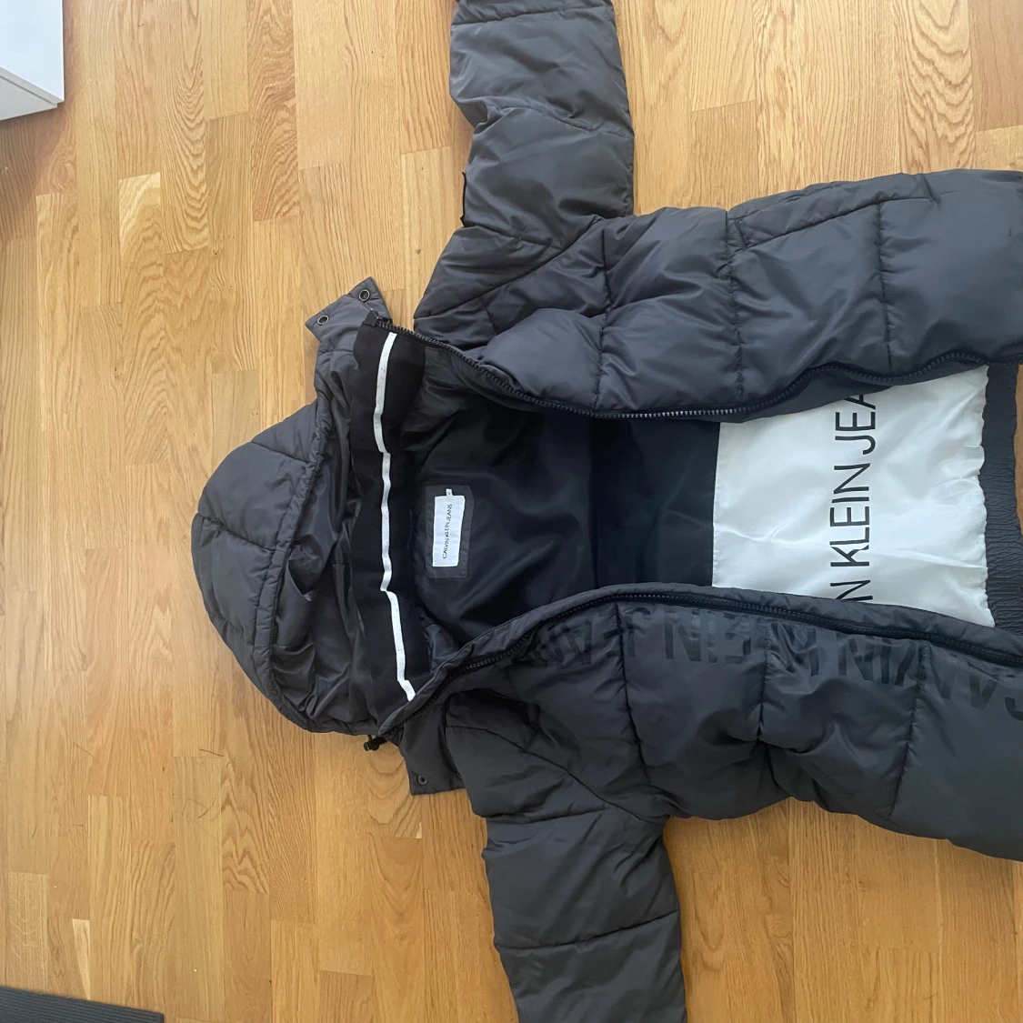 Svart Grå pufferjacka från Calvin Klein - 1