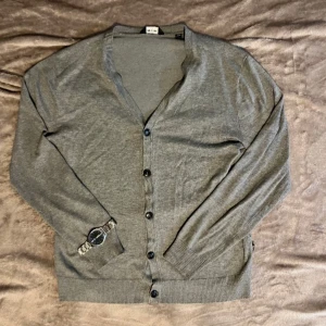 Grå cardigan - Grå cardigan från Only&Sons, inprincip nyskick. Storleken är M, hör av er vid minsta fråga!:)