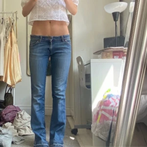 Blå bootcut jeans låg midja - Bootcut, midjemått 38 innerbenslängden 80