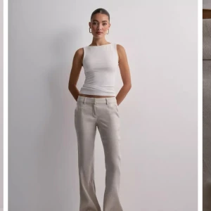 Linne kostymbyxor - Säljer dessa super fina linnekostymbyxor i stl 34. Nypris 499 + 49, säljer för 300 🙌🏽 Använda enstaka gånger men har varit för långa och är därav lite slitna nedtill, kom privat för egna bilder