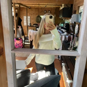 Stickad tröja från Gina -  Säljer min jättefina vita off shoulder stickade tröja i stl 158/164 den är använt en gång då jag inte gillar hur den sitter så mycket 💗