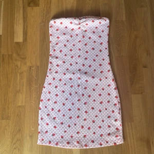 Rosa tubklänning med jordgubbsmönster Monki - Supersöt tubklänning från Monki i rosa och vitt med små jordgubbar över hela. Kort modell med figurnära passform och smockat tyg som ger en skön stretch. Perfekt för sommarens alla tillfällen! Aldrig använd. Strl m. Går att diskutera pris 