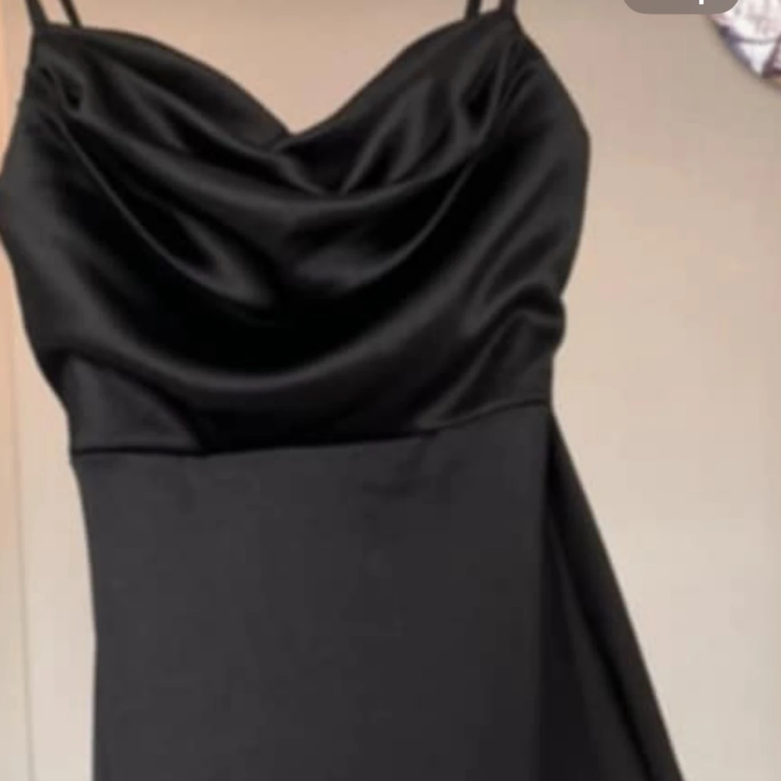 Svart långklänning med draperad urringning