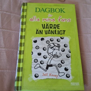 Dagbok för alla mina fans: Värre än vanligt - En humoristisk bok med tecknade inslag som fångar vardagens utmaningar på ett roligt sätt. Perfekt för unga som gillar lättlästa och underhållande berättelser med mycket igenkänning.