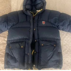 Fjäll räven jacka - Säljer min fina fjäll räven jacka som jag köpte här på Plick för ett halvår sedan, då jag vill ha en annan färg.(xxs) men har passform xs/s. Köpt för 5000kr säljer för 4500kr, även öppen för byten!
