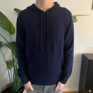 Kashmir/Merinoull Hoodie - En riktigt snygg kashmir/merinoull hoodie i storlek S!🌟 Modellen är 178cm lång! Använd max 3 gånger, nyskick! Hör av dig vid intresse eller minsta fundering😊