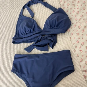 Oanvänd Blå bikini med knyt  - Säljer en helt oanvänd blå bikini med knyt från SHEIN💗Sitter som en M🫶