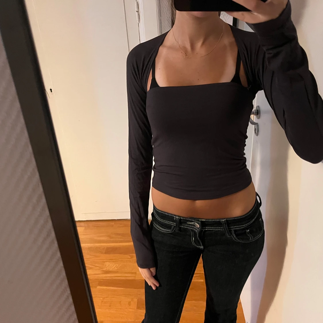 Svart croppad långärmad topp