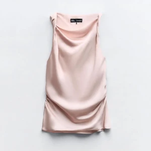 Ljusrosa satinlinne från Zara - Superfint ljusrosa linne i satin från Zara slutsåld överallt!!❤️hör av er vid frågor