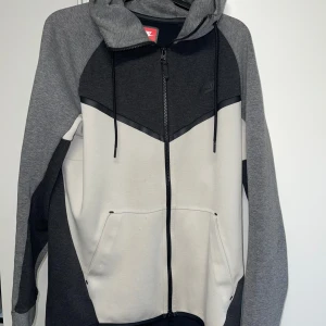 Nike tech - Nike tech zip hoodie gamla modellen (sällsynt), köptes från sneakershyllan för 2 år sen.