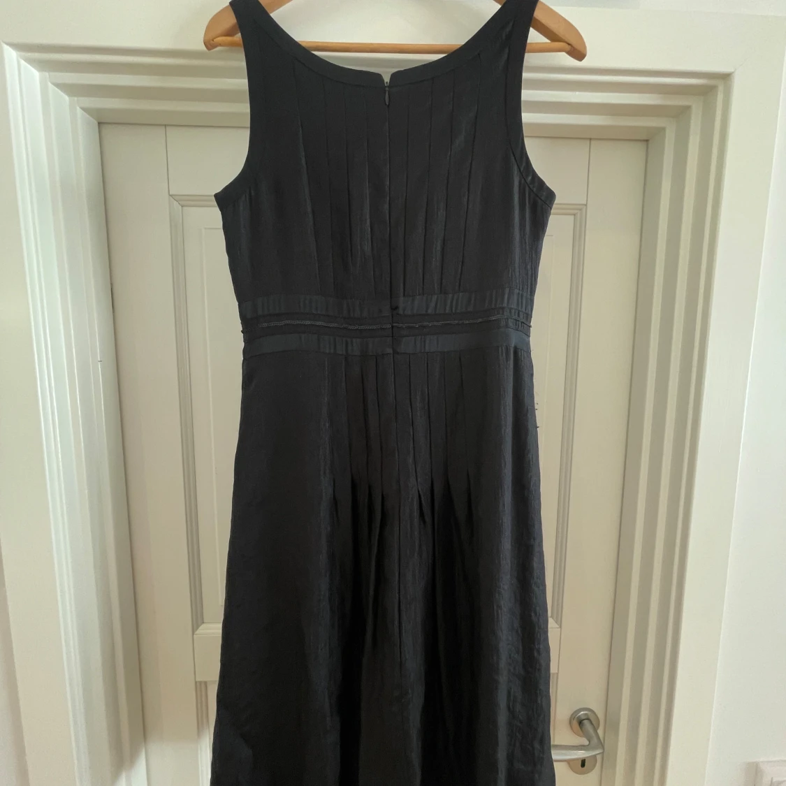 Svart långklänning i linne från Sandwich - 1