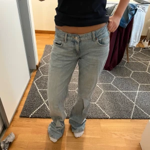 Ljusblå raka jeans från Zara - Zara jeans, använda få gånger. Storlek 34