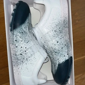 Maison margiela gats - Jag säljer ett par maison margiela gats paintsplash skick 10/10 bra pris har tyvär inte kvar kvittot för ja köpte dem på plick. Hör av er om ni har mer frågor storlek 39/40 svart paintsplash
