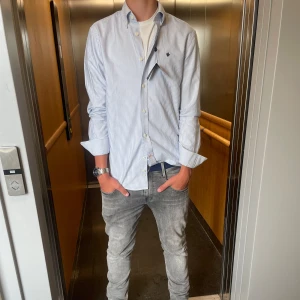 Blårandig skjorta från Morris - Säljer en tvär fet blårandig skjorta från Morris med prislapp kvar. Trendig och perfekt för sommaren. Skjortan bär storleken S. Vid frågor och funderingar är de bara att höra av sig