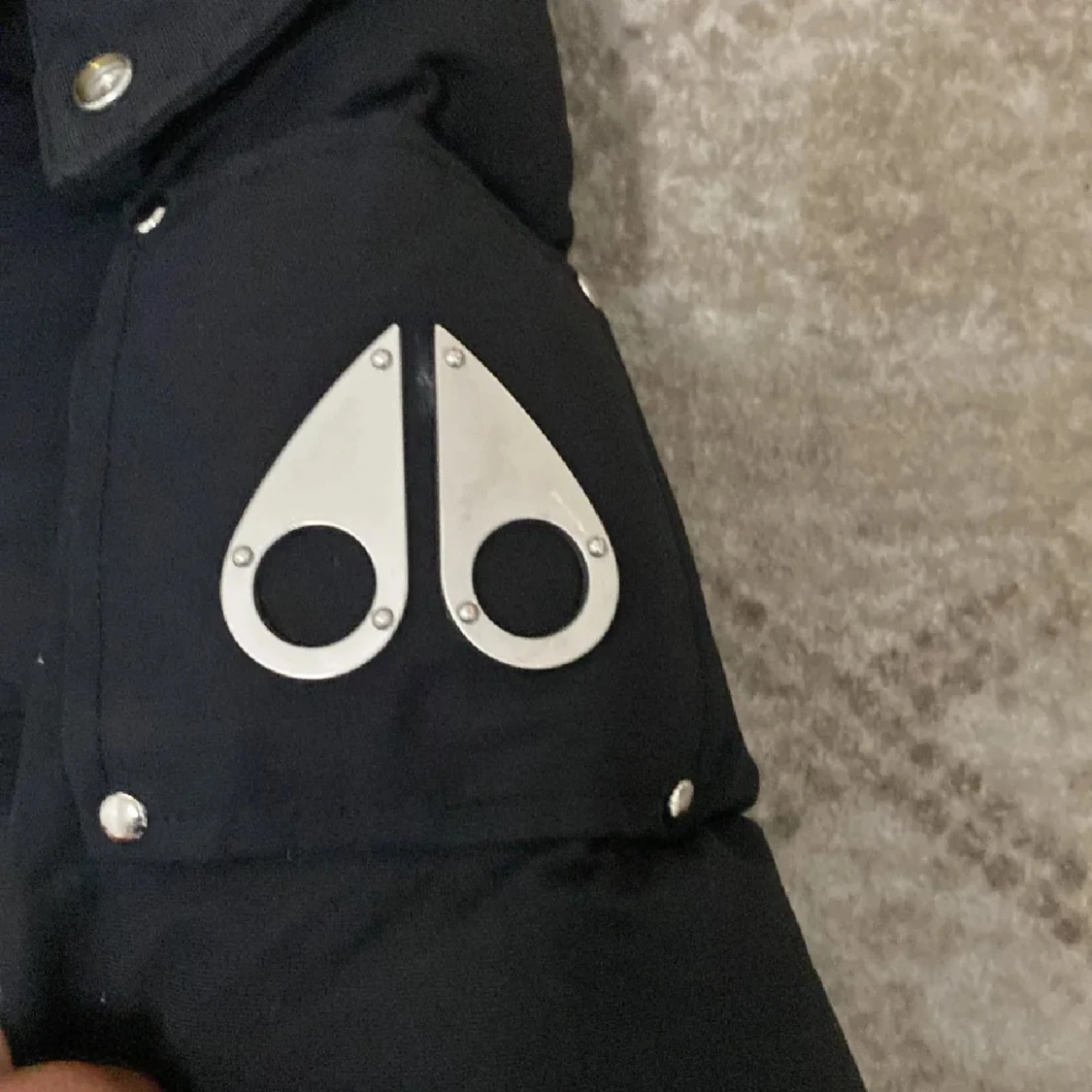 Svart dunjacka Moose Knuckles päls - 2