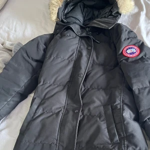 Vinterjacka Canada Goose - Säljer min Canada goose vinter jacka. Varit med 2-3 vintrar. Den är en lång modell. Inte skadad på något sätt mycket fin fortfarande. Den är i storlek 2XS men är stor och sitter som en S 