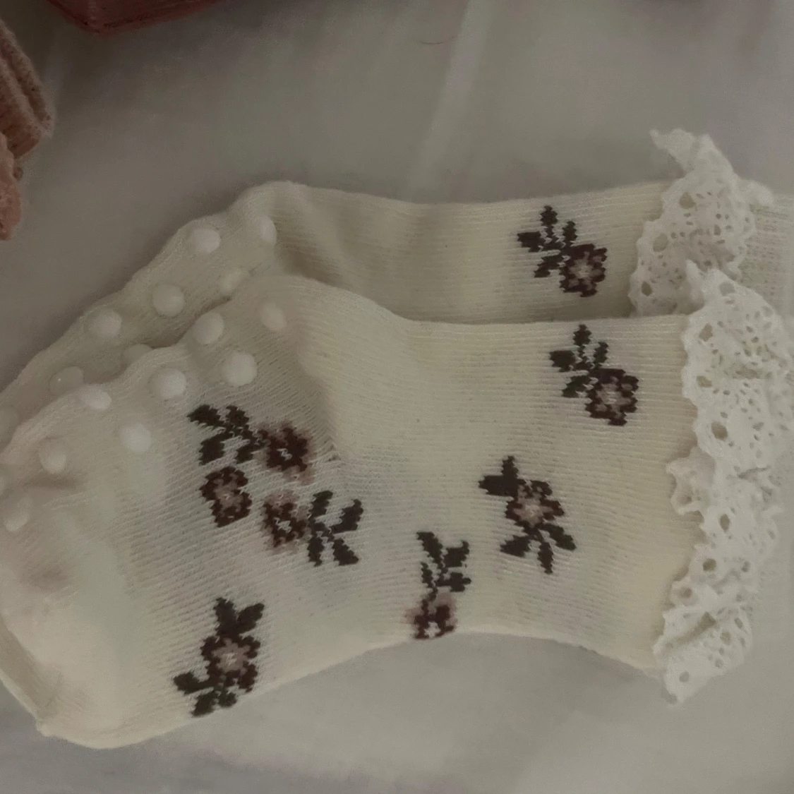 3-pack blommiga bebis spetsstrumpor  - 3