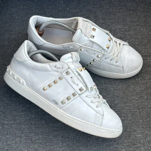 Valentino Skor | 44 - Valentino Rockstud Sneakers | Storlek 44 | Oroginal box samt dustbag ingår! | INGA BYTEN | Fraktar spårbart eller möts upp i Täby