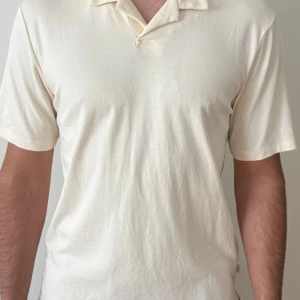 Beige piké  - Köpt för nån månad sen och har använts 1 gång . Säljer den då den inte riktigt var min stil och tyckte inte om den . Den är i nytt skick . Kontakta vid frågor .