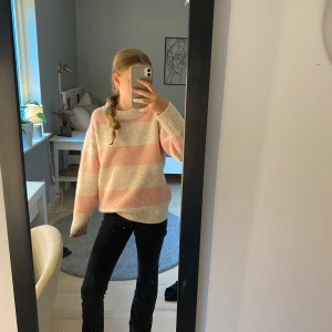 Randig stickad tröja i rosa och vitt - Säljer en jätte fin  stickad tröja med breda rosa och vita ränder som är i storlek 146-152, men är stor i storlek så passar också för dig som har storlek 158-164🤗 