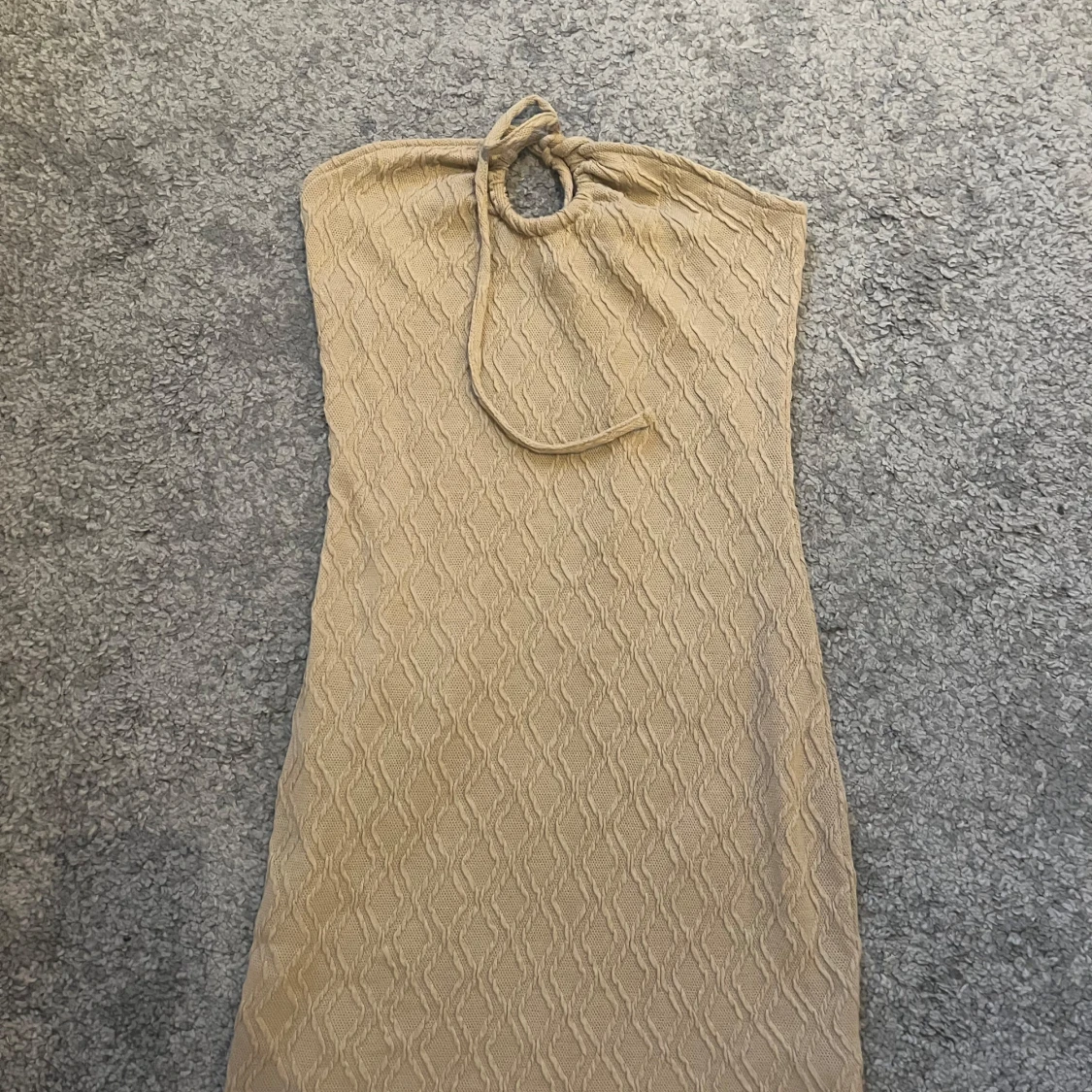 Beige kort halterneckklänning