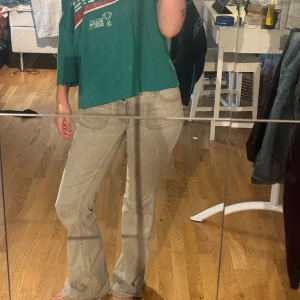 Grå bootcut jeans med fickdetaljer - Säljer mina bootcut jeans med fickor med knappar❤️Dom är i ett stretchigt material så de passar olika storlekar. Säljer pga att dom inte kommer till användning. Skriv för fler bilder och pris kan diskuteras!❣️