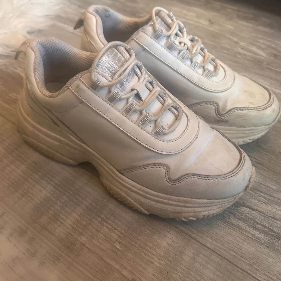 Chunky vita sneakers med platt sula