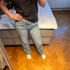 Ljusblå straight jeans - Riktigt snygga jeans. Är 160 cm lång och dem är lite lite långa för mig men går att både lägga upp och sprätta så de blir lite längre vid behov. Jeansen har lite skavanker precis längst ner men ingenting som syns.  