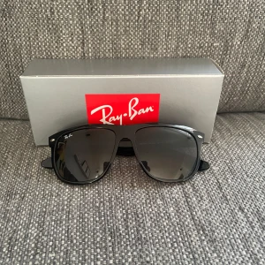 Svarta Ray Ban Boyfriend - Tja, ja säljer mina riktigt feta och fräscha Ray bans i modellen ”Boyfriend”. Fodral, box och duk medkommer!🤩
