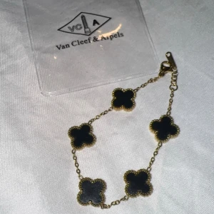 Klöver armband - Inspirerat av det kända märket nämnt ovan! Allt på bild medföljes!! UNISEX  i guld och svart🖤🖤