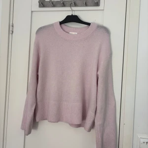 Ljusrosa stickad tröja Gina Tricot - Superfin  ljusrosa stickad tröja från Gina Tricot i storlek 158/164. Funkar för dig som har Xs/S skulle jag oxå säga. Använd en gång så som ny. Den har bred ribbad kant nedtill och vid ärmslut. Skriv vid frågor💕