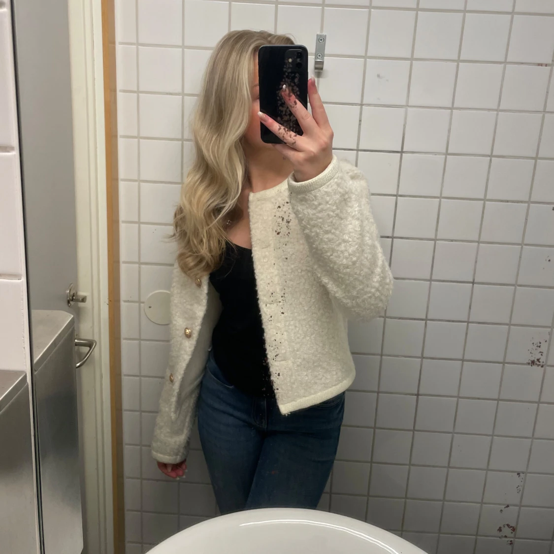 Vit kofta med guldknappar