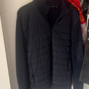 J.Lindeberg Cardigan - Riktigt snygg j.lindeberg cardigan i storlek M, mörkblå väldigt fint skick.