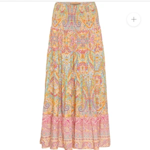Marta du chateau långkjol  - Långkjol i bohemisk stil med färgstarkt mönster i rosa, gult, blått och orange. Kjolen har volang nertill och ett elastiskt midjeband för skön passform. Perfekt för dig som gillar unika och färgglada plagg.