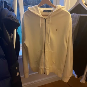 Polo Ralph Lauren zip - Zip-hoodie från Polo Ralph Lauren med dragkedja framtill, snörning i huvan och klassisk broderad logga på bröstet. Nypris:ca 2000kr❌    Mitt pris: 899kr🙌✅ självklart äkta💸 hör av er vid funderingar och frågor🙏