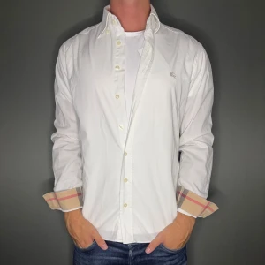 Burberry skjorta - Hej säljer nu min fina Burberry skjorta i storlek L. Den är i nyskick och kommer vara otroligt snygg på sommaren. Nypris cirka 4000kr! Vi kommer att sälja liknande produkter nu i sommar så glöm inte följa profilen!🌊🍾