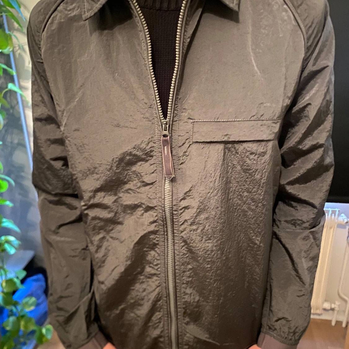 Grå vindjacka från Stone Island